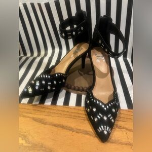 Nwot size 7 ladies cute suede high heels with metal embellishments